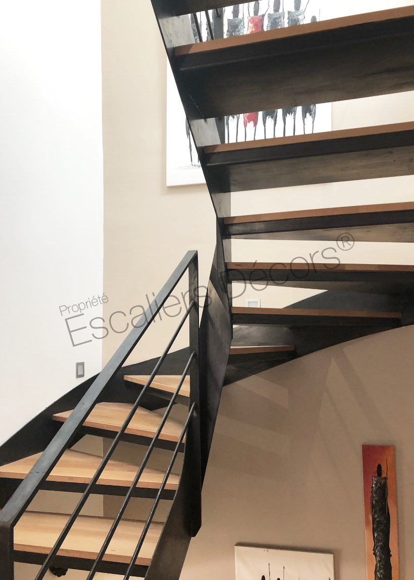 Photo DT132 - ESCA'DROIT® 2/4 Tournants. Escalier d'intérieur en acier et bois, au design sobre et moderne.